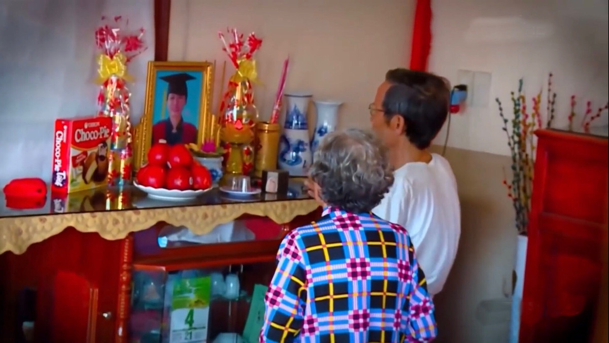 Đang gặp bế tắc trong công tác điều tra, một thông tin rất quan trọng được gia đình nạn nhân tiết lộ là gia đình mới bán đất, có cho nạn nhân 1 tỷ đồng để lấy vốn làm ăn, nhưng sau khi nạn nhân bị sát hại, số tiền đó cũng biến mất.