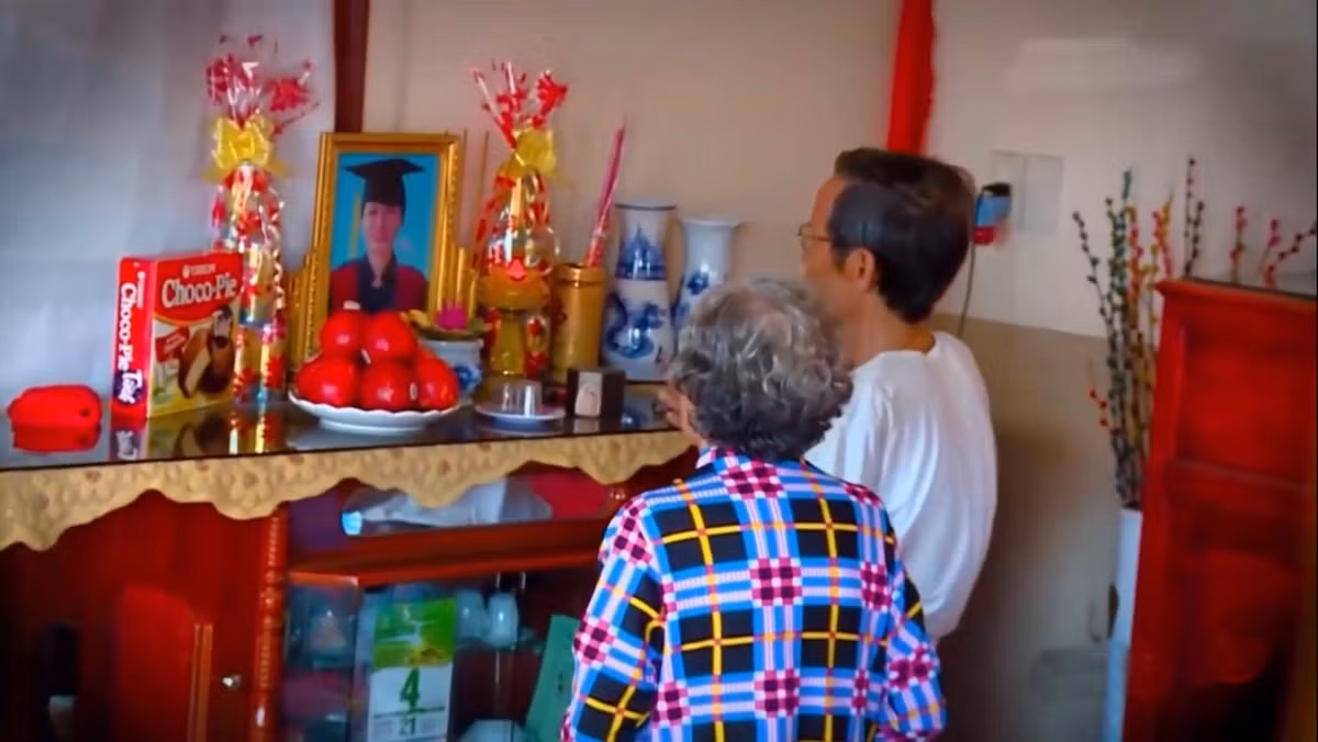 Đang gặp bế tắc trong công tác điều tra, một thông tin rất quan trọng được gia đình nạn nhân tiết lộ là gia đình mới bán đất, có cho nạn nhân 1 tỷ đồng để lấy vốn làm ăn, nhưng sau khi nạn nhân bị sát hại, số tiền đó cũng biến mất.