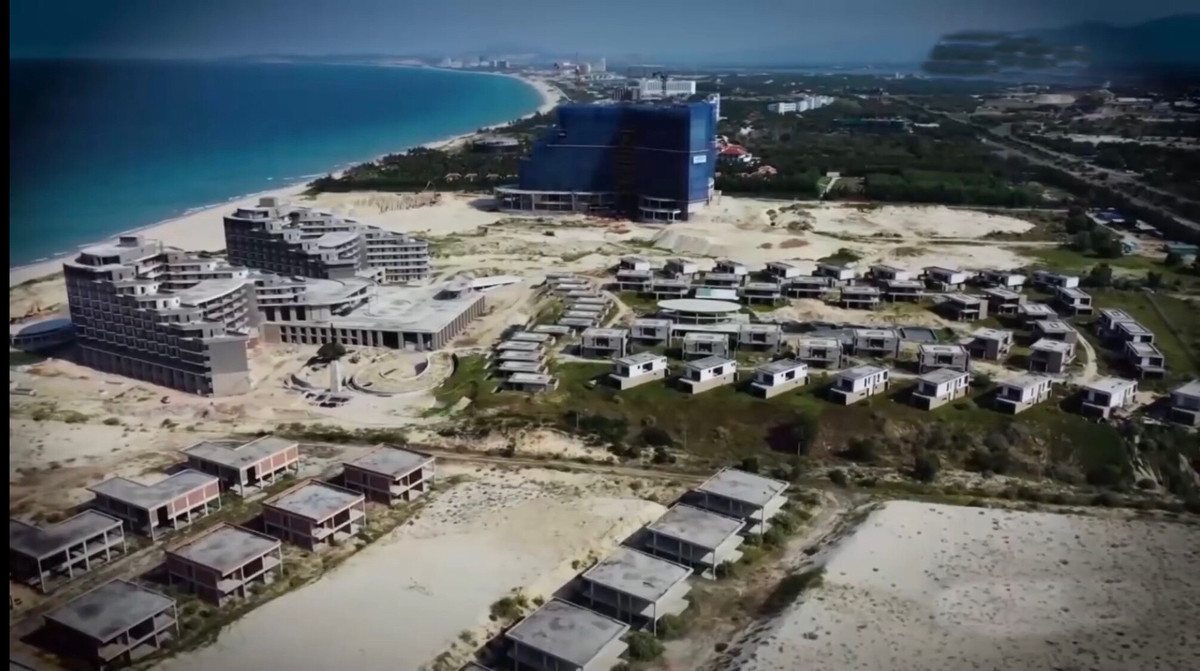 Hiện trường nơi phát hiện thi thể là một bãi đất rộng, có nhiều cây cối, cách Đại lộ Nguyễn Tất Thành khoảng 1km. Quang cảnh hiện trường là 1 nơi hoang vắng, ít người qua lại, xung quanh là các công trường xây dựng, có hàng ngàn công nhân làm việc mỗi ngày.