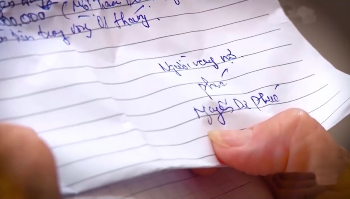 Mẹ của nạn nhân trong lúc xem lại kỷ vật của con gái thì bất ngờ rơi ra một tờ giấy viết tay với nét chữ nguệch ngoạc. Đó là 1 tờ giấy vay tiền viết vào tháng 5/2018, người vay là Nguyễn Dư Phúc, một trong hai người bạn thân của nạn nhân.