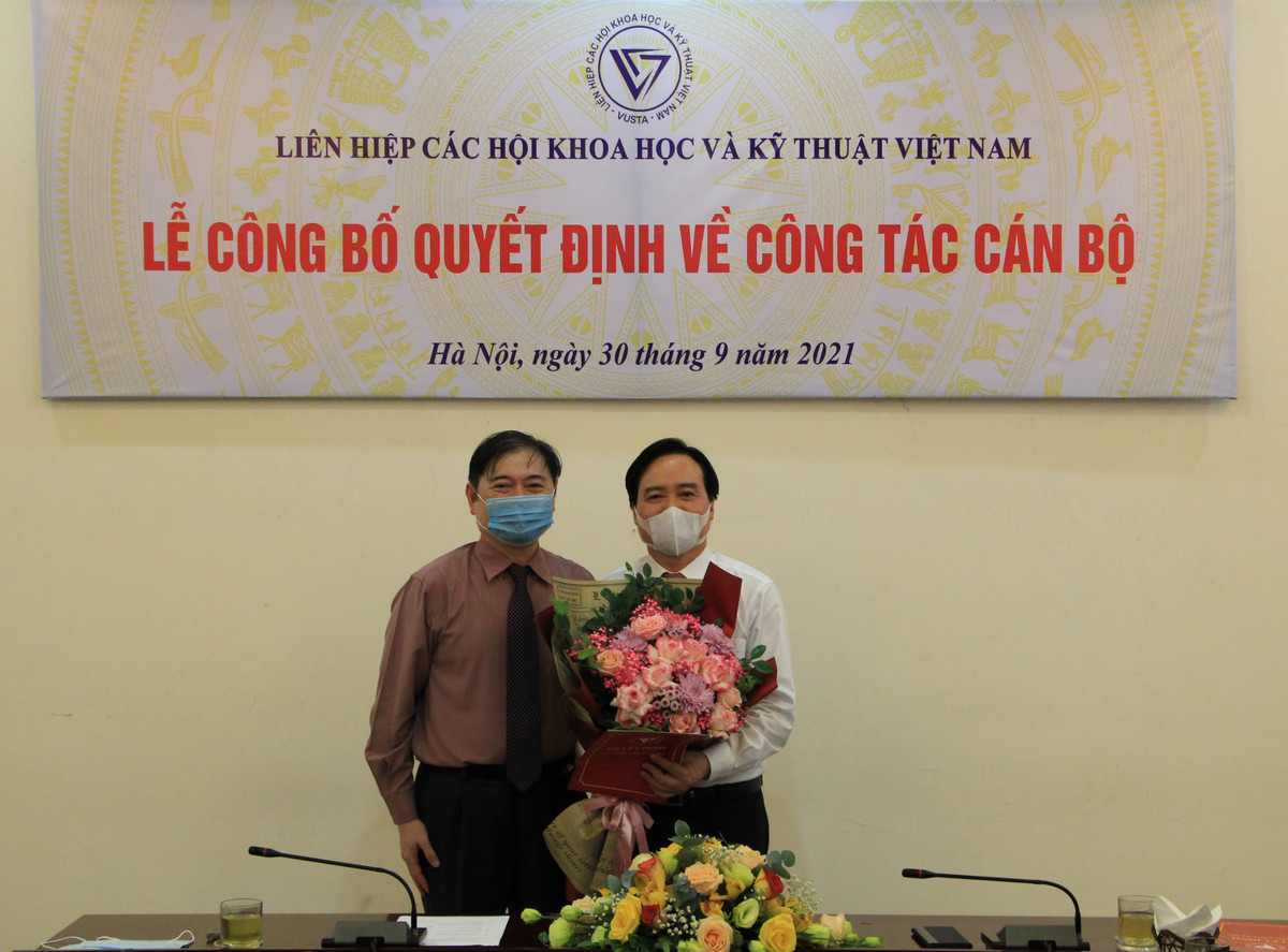 Ong Phung Xuan Nha kiem nhiem chuc Pho Chu tich VUSTA