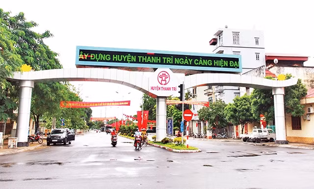  Huyện Thanh Trì: Nằm ở phía Nam thành phố với diện tích tự nhiên 6.292,7ha, dân số trên 200.000 người gồm 15 xã và 01 thị trấn. Phía bắc giáp quận Hoàng Mai, phía Nam giáp huyện Thường Tín, phía Tây và Tây bắc giáp quận Thanh Xuân, phía Đông là sông Hồng, giáp với huyện Gia Lâm và tỉnh Hưng Yên.