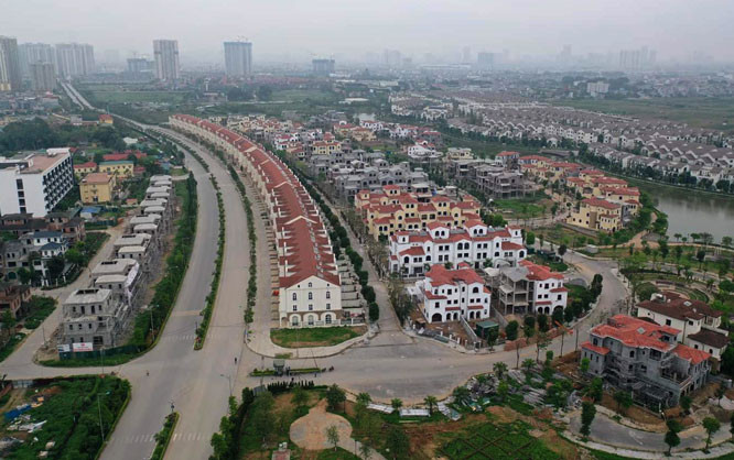 Huyện Hoài Đức có địa hình tương đối bằng phẳng. Sông Đáy chảy qua phía tây huyện, tạo thành ranh giới với các huyện Phúc Thọ và Quốc Oai. Dân số huyện năm 2019 là 262.943 người, trong đó 9% dân số theo đạo Thiên Chúa.