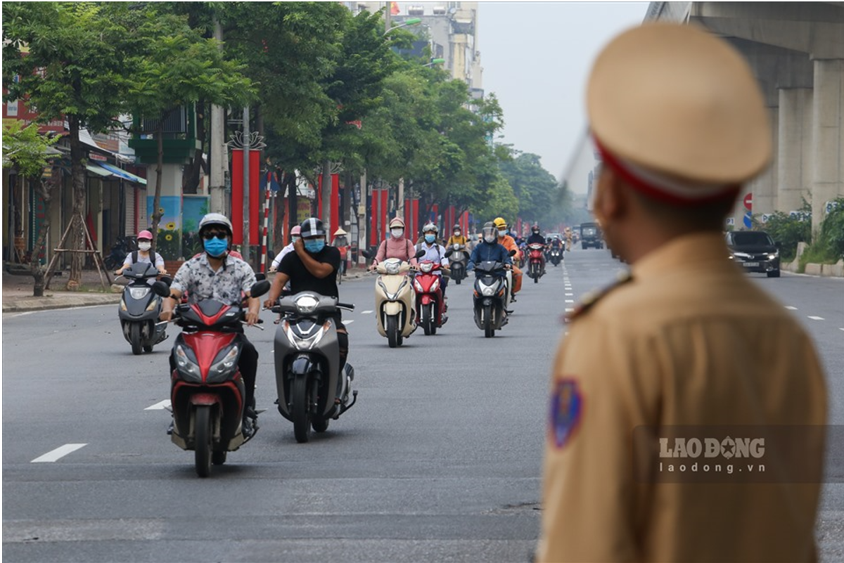 Ha Noi: Nguoi ra duong van dong, hau het dung giay di duong cu-Hinh-2
