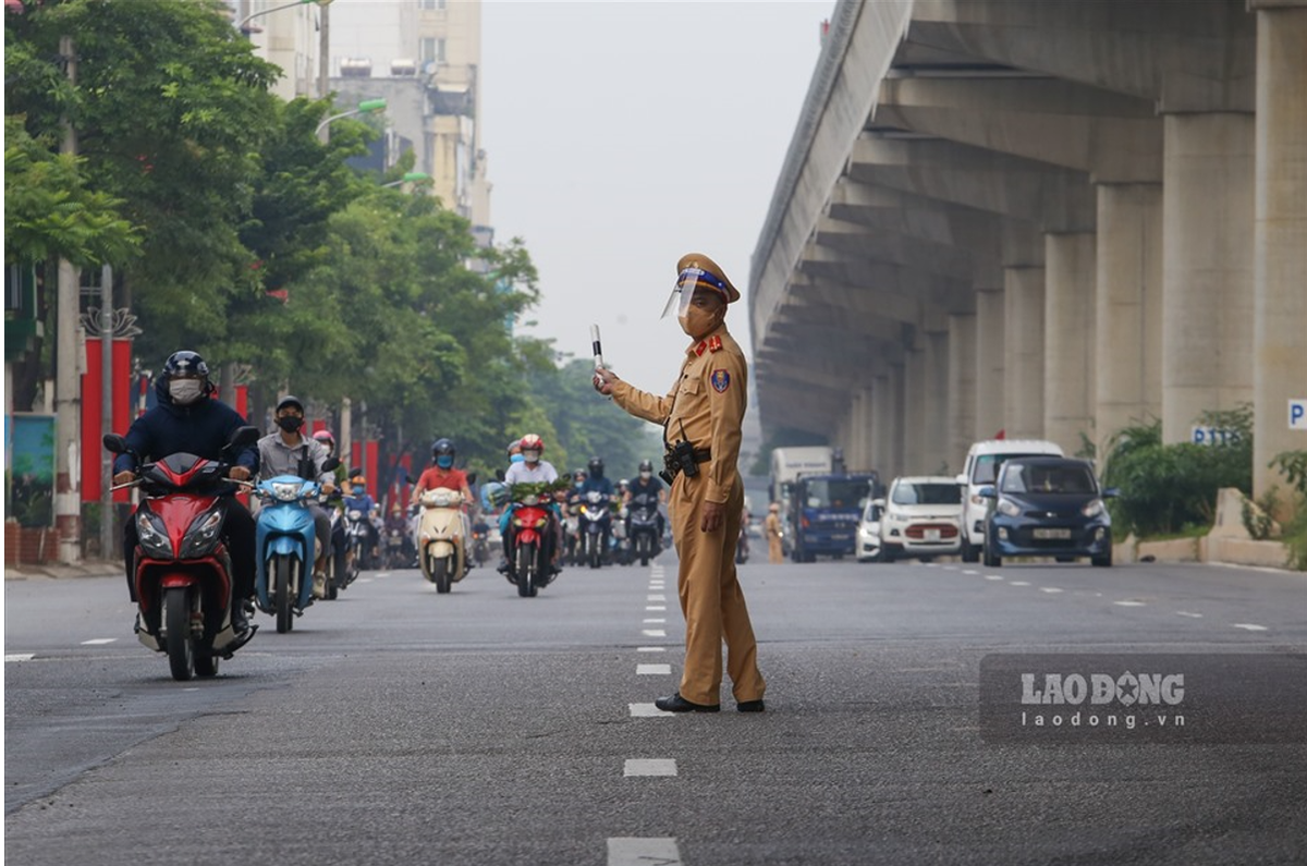 Theo lãnh đạo Đội CSGT số 6, Công an TP Hà Nội, rút kinh nghiệm từ những ngày trước, trong ngày hôm nay tổ công tác đã chia lực lượng thành các nhóm nhỏ để kiểm soát. Trước khi đến chốt kiểm tra, người dân phải dừng lại khoảng 3, 4 vị trí có lực lượng chức năng đứng phân luồng.