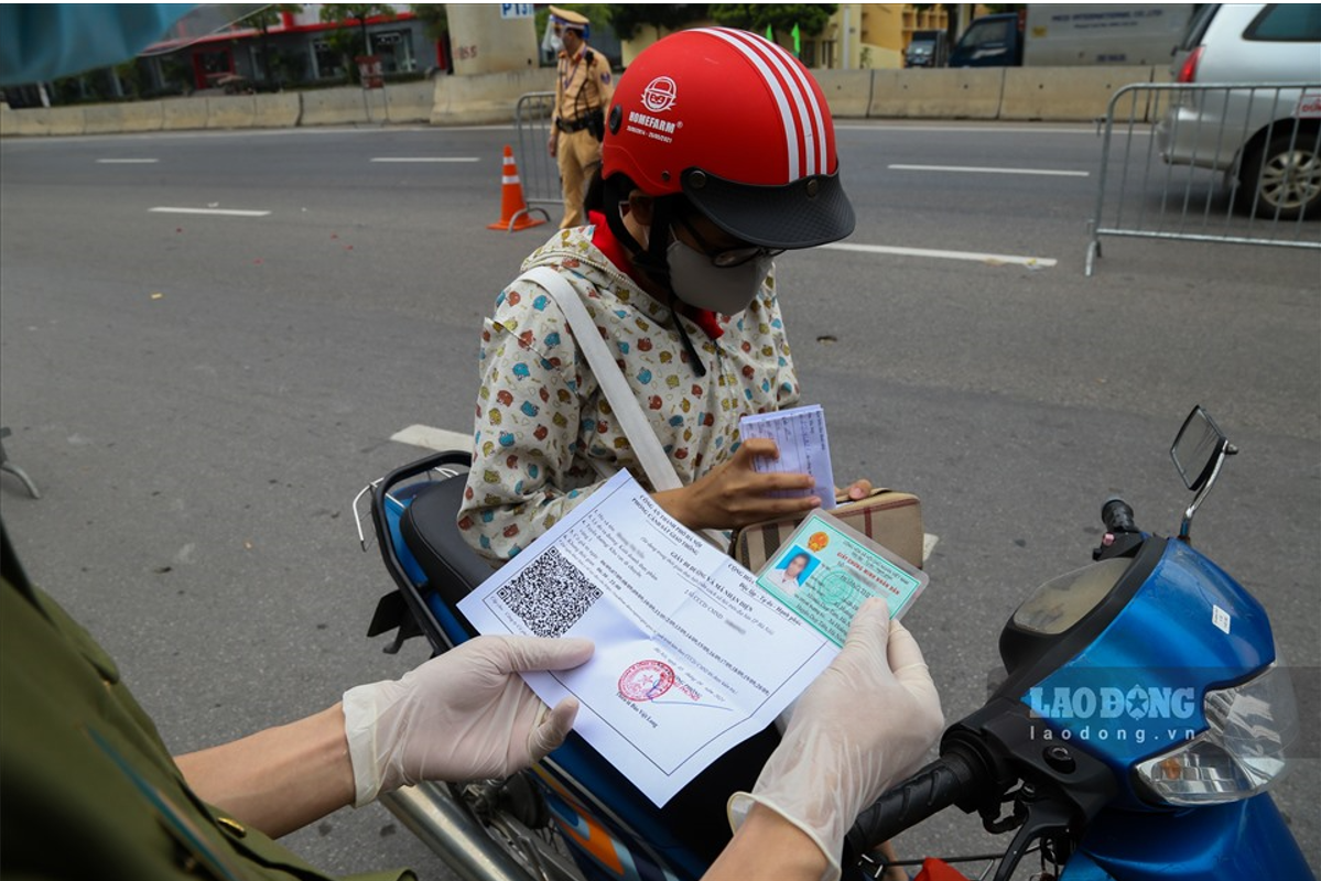 Ghi nhận trong sáng nay, tại chốt kiểm soát trên đường Cầu Diễn, rất hiếm người có giấy đi đường theo mẫu mới. Lực lượng chức năng vẫn tiếp tục nhắc nhở người dân về việc thay đổi mẫu giấy đi đường.