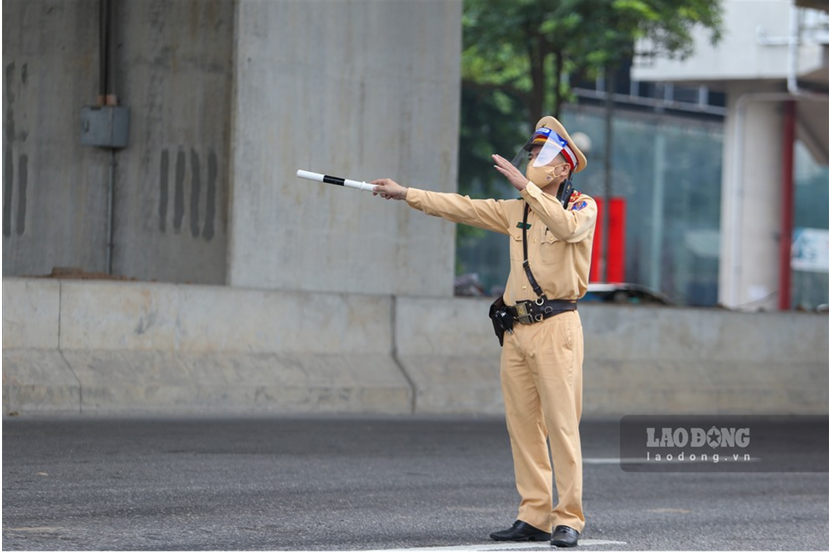 "Chúng tôi cho rút bớt lực lượng ở các vị trí không trọng điểm, không có tình hình giao thông phức tạp để tập trung về các tuyến trọng điểm như trên đường 32. Việc chia nhỏ thành các nhóm đã giúp cho quá trình di chuyển qua chốt kiểm soát của người dân được thuận lợi, đảm bảo khoảng cách an toàn", Thiếu tá Phạm Văn Chiến, Đội trưởng đội CSGT số 6 Phòng CSGT Công an TP Hà Nội cho hay. 