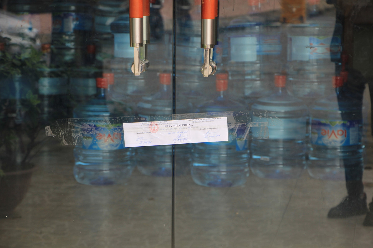 Được biết, gia đình cháu bé kinh doanh dịch vụ nước sạch. Nhìn từ phía ngoài, có thể thấy trong nhà vẫn còn rất nhiều bình nước.