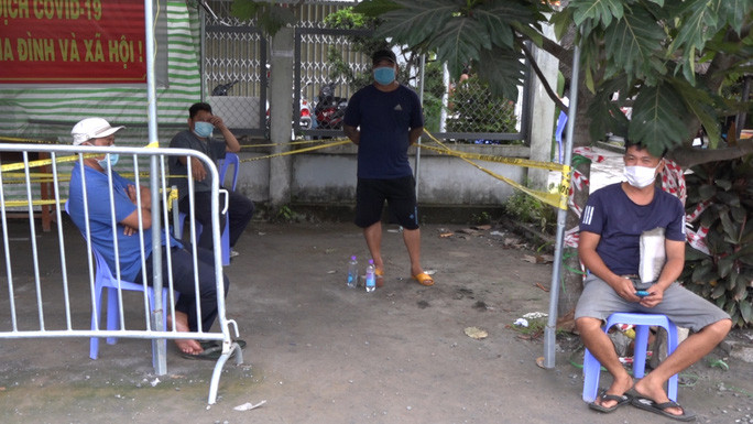  Xe luồng xanh chở người nghi mắc COVID-19: Chốt kiểm soát liên ngành số 6 tỉnh Kiên Giang phát hiện tài xế tên Nguyễn Hữu Kiệt (SN 1979) điều khiển xe tải luồng xanh chở theo 3 người trên thùng xe. Xét nghiệm nhanh tại chốt, mẫu của Nam (người trốn ở phía sau thùng xe tải) nghi mắc COVID-19. Hiện công an đang chờ kết quả xét nghiệm của Nam để xử lý.