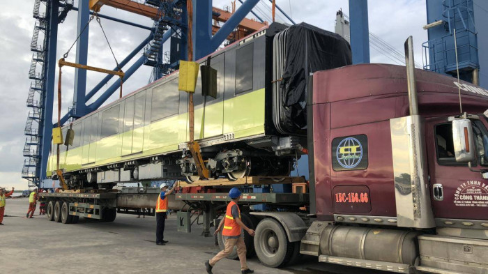 Đoàn tàu được thiết kế với ngoại thất, đoàn tàu nổi bật với ba màu xanh lá mạ, hồng đỏ và trắng được lấy cảm hứng từ cây lúa, quả thanh long. Phần đầu tàu với với biểu tượng Khuê Văn Các - đặc trưng của Thủ đô Hà Nội. Thân tàu sử dụng vật liệu hợp kim nhôm có trọng lượng nhẹ, tuổi thọ cao, thân thiện với môi trường. Mỗi đoàn tàu gồm 4 toa, mỗi toa hành khách đều có 4 cửa đối diện nhau, hoạt động theo hướng di chuyển của tàu.