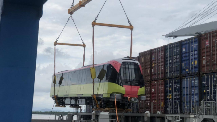 Đoàn tàu được nghiên cứu để phù hợp với nhu cầu người Việt, trang bị đầy đủ các tiện nghi, công nghệ nhằm tối ưu hóa lợi ích của người sử dụng. Nội thất bên trong tàu với các gam màu sáng cùng hệ thống đèn LED ánh sáng trắng sẽ luôn tạo cảm giác thoáng đãng, mang đến sự thoải mái, dễ chịu cho hành khách khi ở trên tàu.