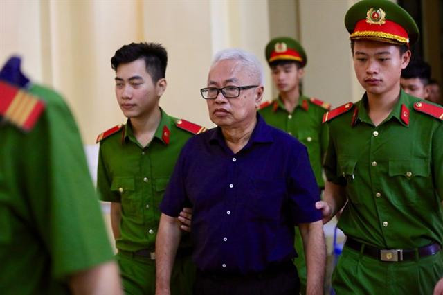 Đối với hành vi lạm dụng chức vụ, quyền hạn chiếm đoạt tài sản, Trần Phương Bình đã nhờ người khác đứng tên vay ở DongA Bank, sau đó chỉ đạo cấp dưới lập hồ sơ chứng từ khống chiếm đoạt của DongA Bank hơn 75,6 tỷ đồng.