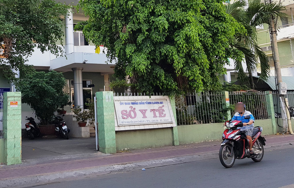 Theo bản án sơ thẩm, Sở Y tế tỉnh Long An được UBND tỉnh Long An giao làm chủ đầu tư xây dựng dự án Trung tâm kiểm nghiệm Dược phẩm - Mỹ phẩm, Trung tâm Giám định Y khoa, Trung tâm Pháp y và Chi cục An toàn vệ sinh thực phẩm.