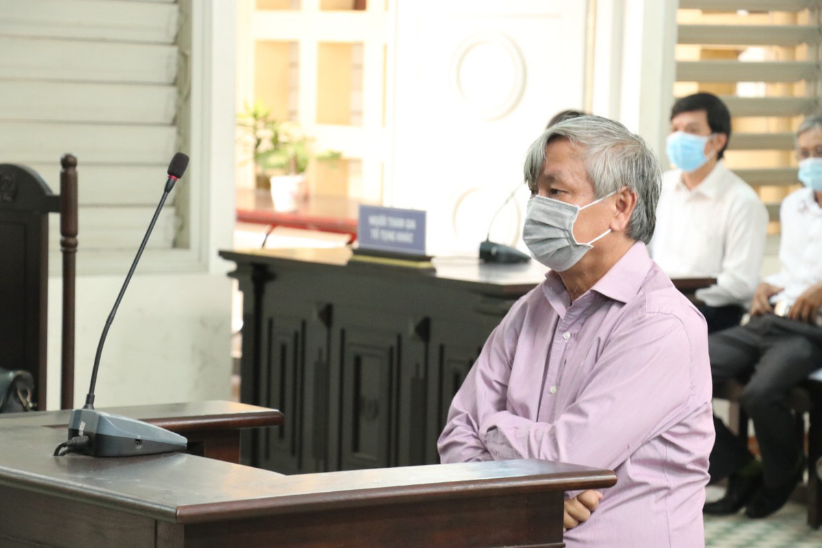 Trong gói thầu cung cấp và lắp đặt hệ thống camera giám sát an ninh, ông Liêm biết các thiết bị được nhà thầu là Cty Đông Nam Á nhập về đã bị thay đổi về xuất xứ hàng hóa và model so với hợp đồng nhưng không chỉ đạo thực hiện tham khảo lại giá, không phê duyệt điều chỉnh lại dự toán gây thất thoát 871 triệu đồng; thanh toán thừa khối lượng dây cáp mạng và ổ cứng lưu trữ so với thực tế thi công 40 triệu đồng.