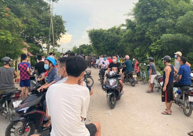 Truoc ngay khai giang, ru nhau ra song tam 2 nu sinh duoi nuoc