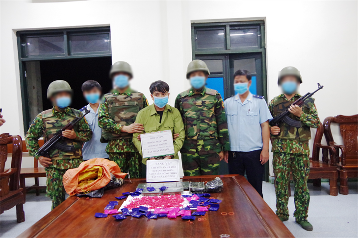  Giả danh bộ đội vận chuyển lượng ma túy "khủng": Ngày 12/7/2020, Hoàng Ngọc Tạo (SN 1986, quê Hà Tĩnh) mặc quân phục giả danh quân nhân, điều khiển xe máy vận chuyển ma túy đi giao dịch bị cơ quan chức năng bắt quả tang và thu giữ 6 bánh heroin và 7.600 viên ma túy tổng hợp. Tạo khai vận chuyển thuê số ma túy cho một người Lào từ khu vực cửa khẩu quốc tế Cầu Treo về thành phố Vinh (Nghệ An) để lấy tiền công.