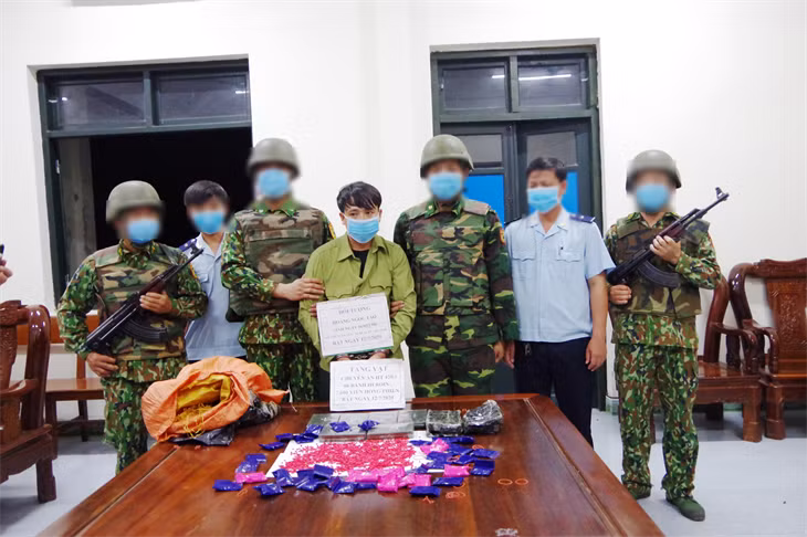  Giả danh bộ đội vận chuyển lượng ma túy "khủng": Ngày 12/7/2020, Hoàng Ngọc Tạo (SN 1986, quê Hà Tĩnh) mặc quân phục giả danh quân nhân, điều khiển xe máy vận chuyển ma túy đi giao dịch bị cơ quan chức năng bắt quả tang và thu giữ 6 bánh heroin và 7.600 viên ma túy tổng hợp. Tạo khai vận chuyển thuê số ma túy cho một người Lào từ khu vực cửa khẩu quốc tế Cầu Treo về thành phố Vinh (Nghệ An) để lấy tiền công.