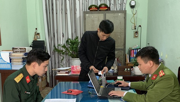  "Thượng úy" quân đội lừa bán xe máy:Ngày 23/1, Trần Đức Huy (24 tuổi, TP. Hải Phòng) mặc trang phục quân đội, đeo quân hàm thượng úy đến bán một chiếc xe máy tại thôn Suối Hón, thị trấn Đồng Tâm, huyện Chợ Mới (tỉnh Bắc Kạn) bị công an đã phát hiện và bắt giữ. Huy khai nhận chiếc xe máy gạ bán là do Huy lừa của một sinh viên đang học tại Thái Bình. Còn bộ quân phục bộ đội Huy lấy trộm khi đến chơi nhà bạn.