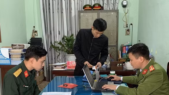  "Thượng úy" quân đội lừa bán xe máy:Ngày 23/1, Trần Đức Huy (24 tuổi, TP. Hải Phòng) mặc trang phục quân đội, đeo quân hàm thượng úy đến bán một chiếc xe máy tại thôn Suối Hón, thị trấn Đồng Tâm, huyện Chợ Mới (tỉnh Bắc Kạn) bị công an đã phát hiện và bắt giữ. Huy khai nhận chiếc xe máy gạ bán là do Huy lừa của một sinh viên đang học tại Thái Bình. Còn bộ quân phục bộ đội Huy lấy trộm khi đến chơi nhà bạn.