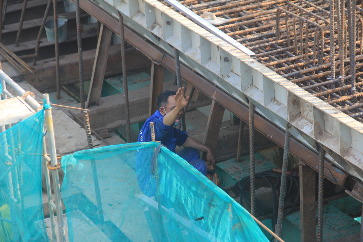 Công nhân tranh thủ nghỉ ngơi ngay tại công trường.