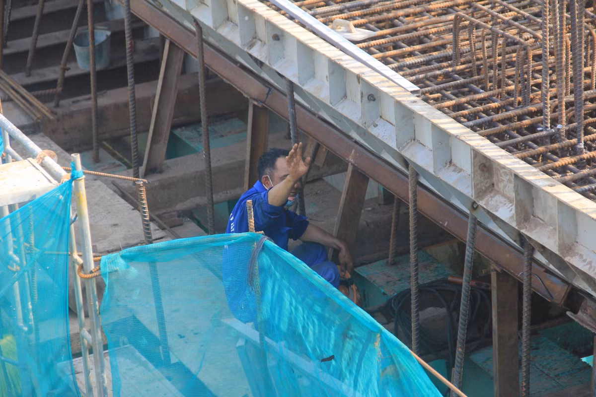 Công nhân tranh thủ nghỉ ngơi ngay tại công trường.