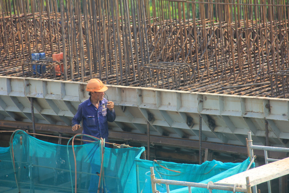 Một công nhân cho biết, do ảnh hưởng của dịch COVID-19 nên tiến độ xây dựng cầu Vĩnh Tuy 2 cũng bị ảnh hưởng.