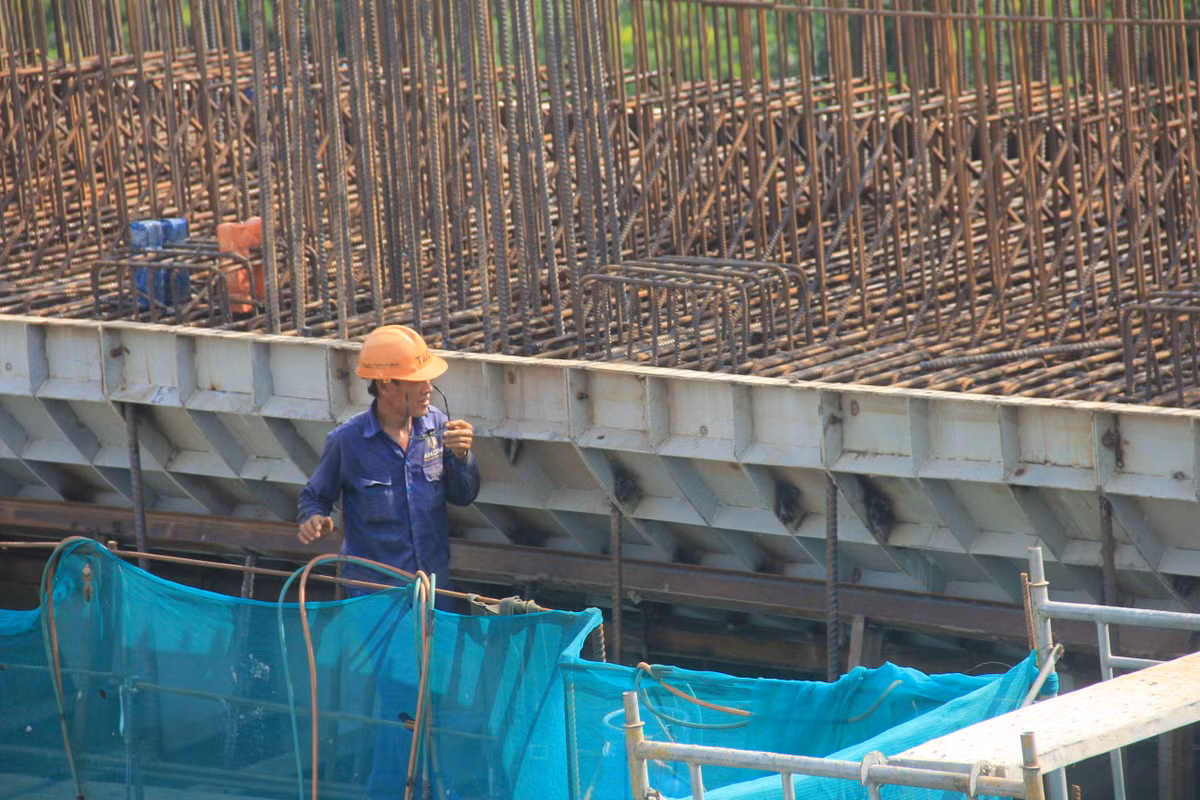 Một công nhân cho biết, do ảnh hưởng của dịch COVID-19 nên tiến độ xây dựng cầu Vĩnh Tuy 2 cũng bị ảnh hưởng.