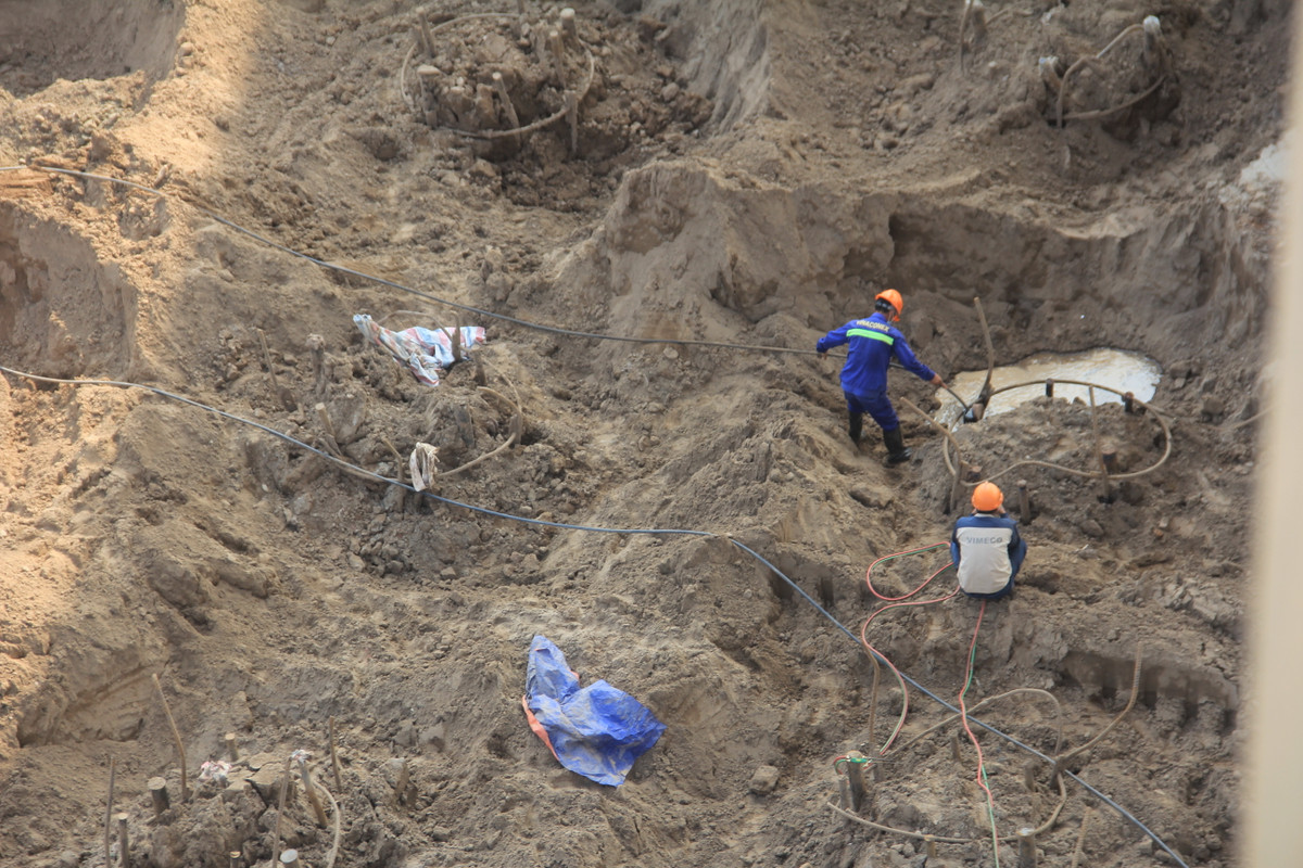 Giá nguyên liệu sắt thép tăng cao đang làm ảnh hưởng không nhỏ đến việc nhà thầu huy động vật liệu, công nhân cho dự án.