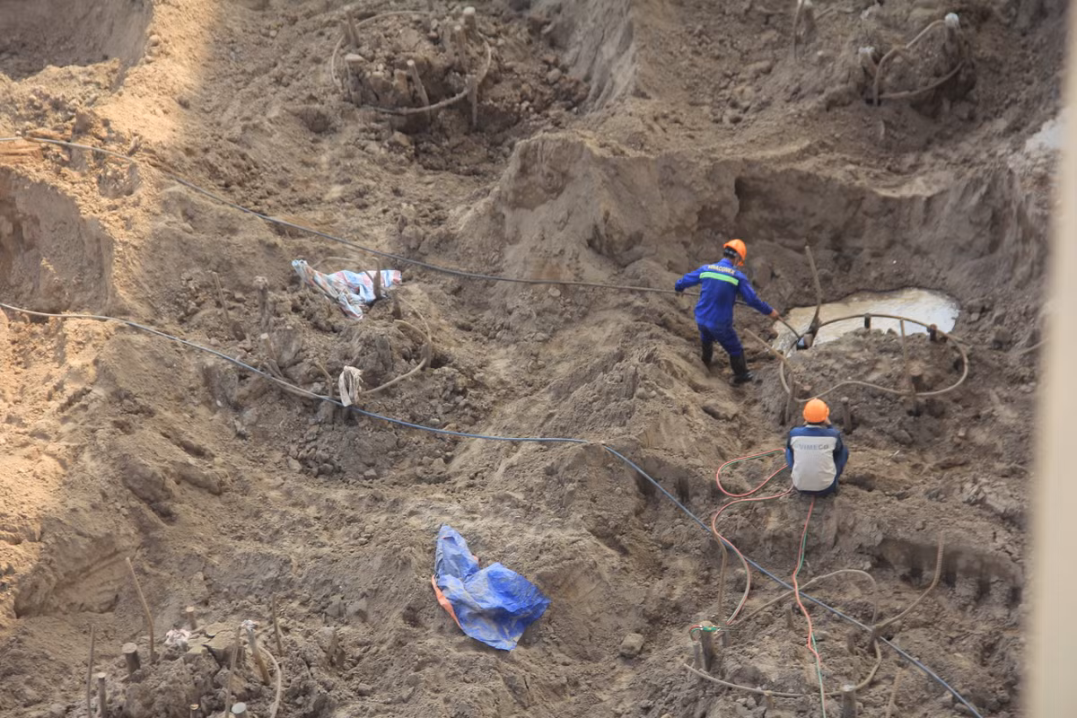 Giá nguyên liệu sắt thép tăng cao đang làm ảnh hưởng không nhỏ đến việc nhà thầu huy động vật liệu, công nhân cho dự án.