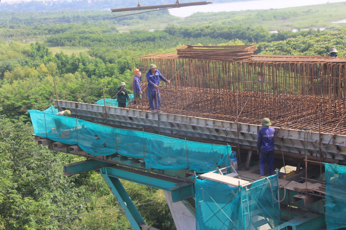 Tại một số thời điểm, các công nhân làm cả ngày lần đêm, chia theo 3 ca làm nhằm đảm bảo tiến độ công trình.