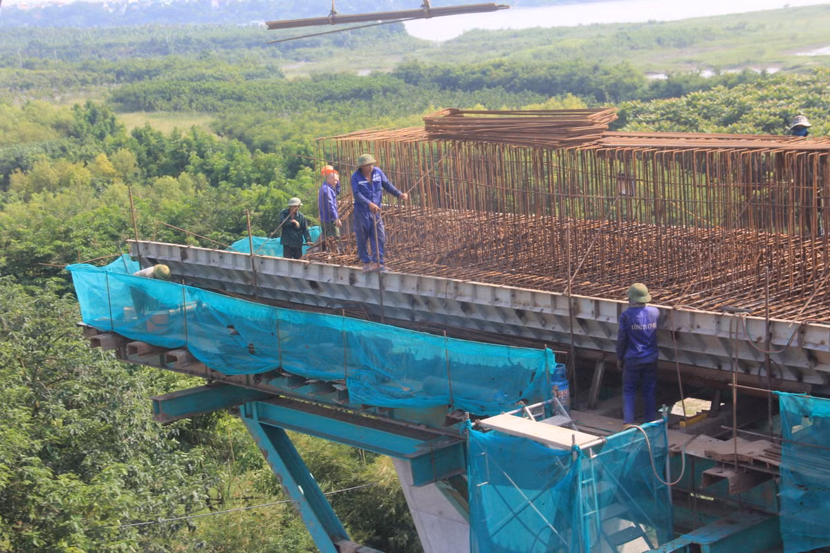 Tại một số thời điểm, các công nhân làm cả ngày lần đêm, chia theo 3 ca làm nhằm đảm bảo tiến độ công trình.