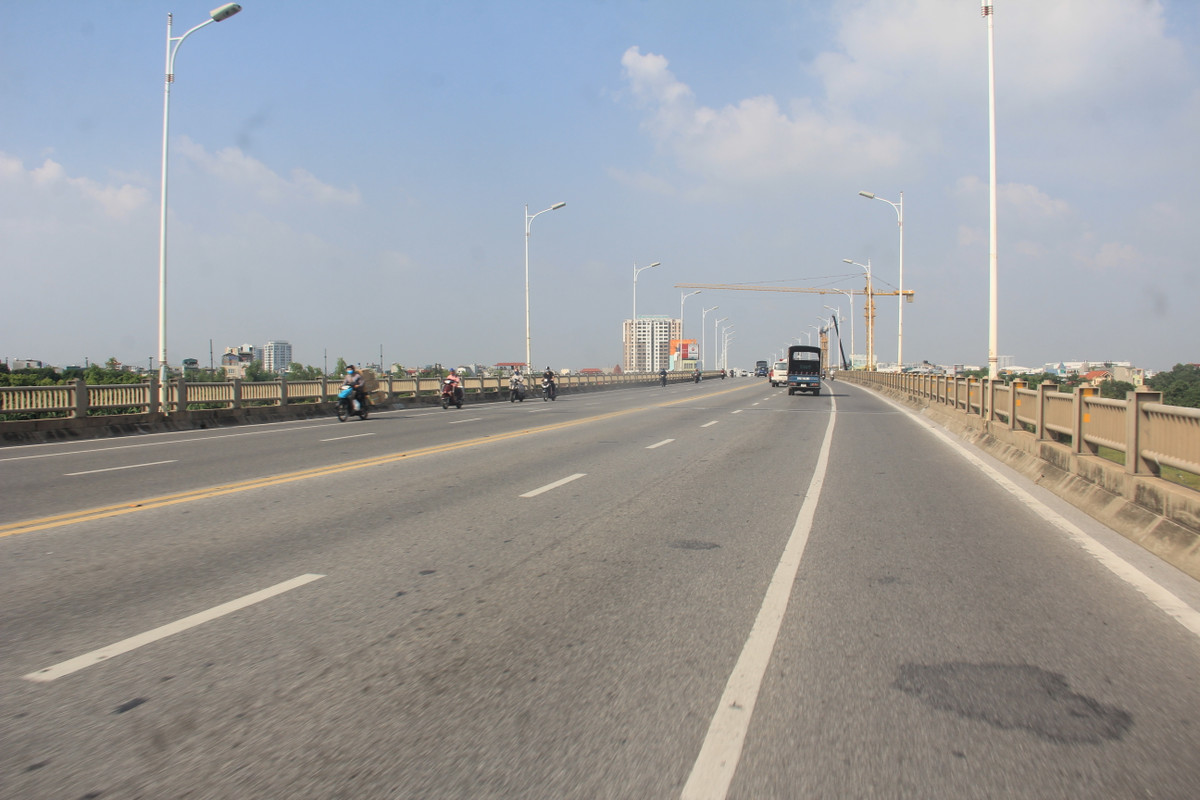 Theo gi nhận của PV Báo Tri Thức và Cuộc sống, cầu Vĩnh Tuy 1 có lưu lượng phương tiện tham gia giao thông rất lớn. Việc hoàn thành cầu Vĩnh Tuy 2 sẽ giảm bớt phần nào gánh nặng, nguy cơ xuống cấp cho Cầu Vĩnh Tuy 1.