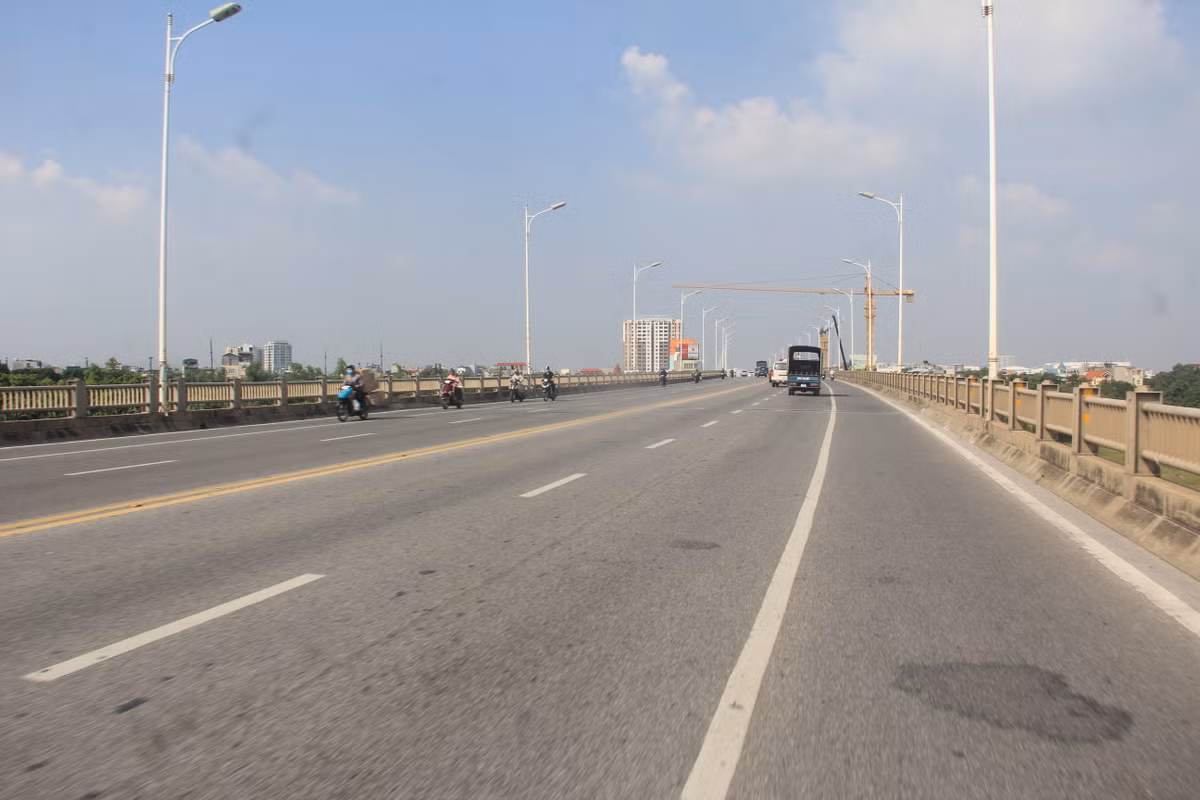 Theo gi nhận của PV Báo Tri Thức và Cuộc sống, cầu Vĩnh Tuy 1 có lưu lượng phương tiện tham gia giao thông rất lớn. Việc hoàn thành cầu Vĩnh Tuy 2 sẽ giảm bớt phần nào gánh nặng, nguy cơ xuống cấp cho Cầu Vĩnh Tuy 1.