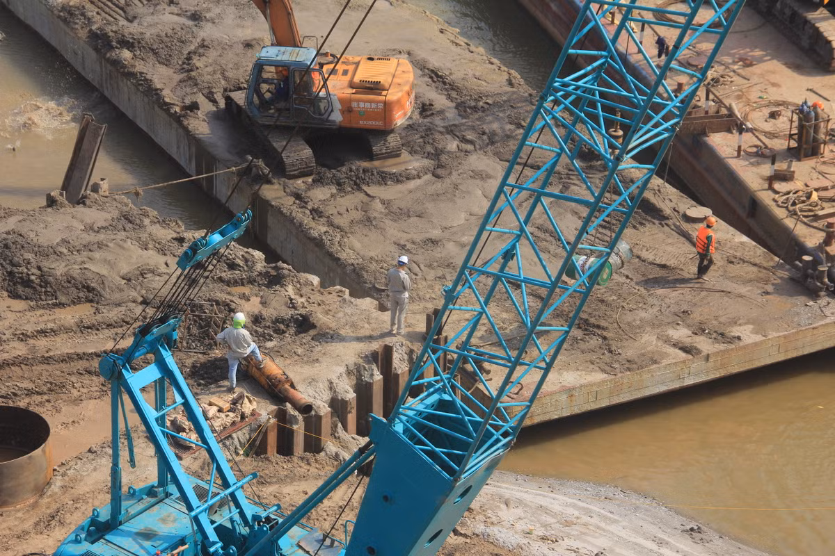 Để thi công công trình Cầu Vĩnh Tuy 2, Hai nhà thầu là Tổng công ty Cổ phần Xuất nhập khẩu và Xây dựng Việt Nam (Vinaconex) - Cty TNHH Thương mại và Xây dựng Trung Chính đã huy động nhiều nhân lực, vật lực cho công trường này.