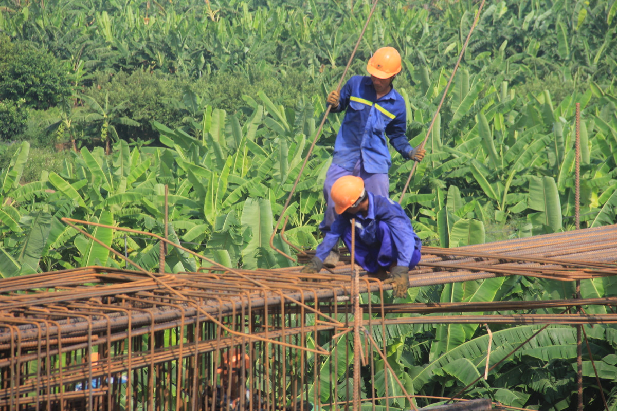 Bất kể thời tiết nắng nóng, oi bức, những công nhân tại đây vẫn đang miệt mài với công việc của họ.