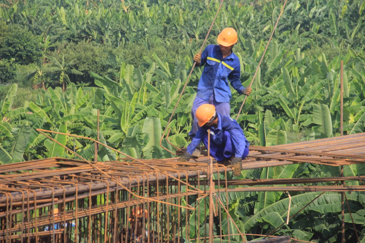 Bất kể thời tiết nắng nóng, oi bức, những công nhân tại đây vẫn đang miệt mài với công việc của họ.