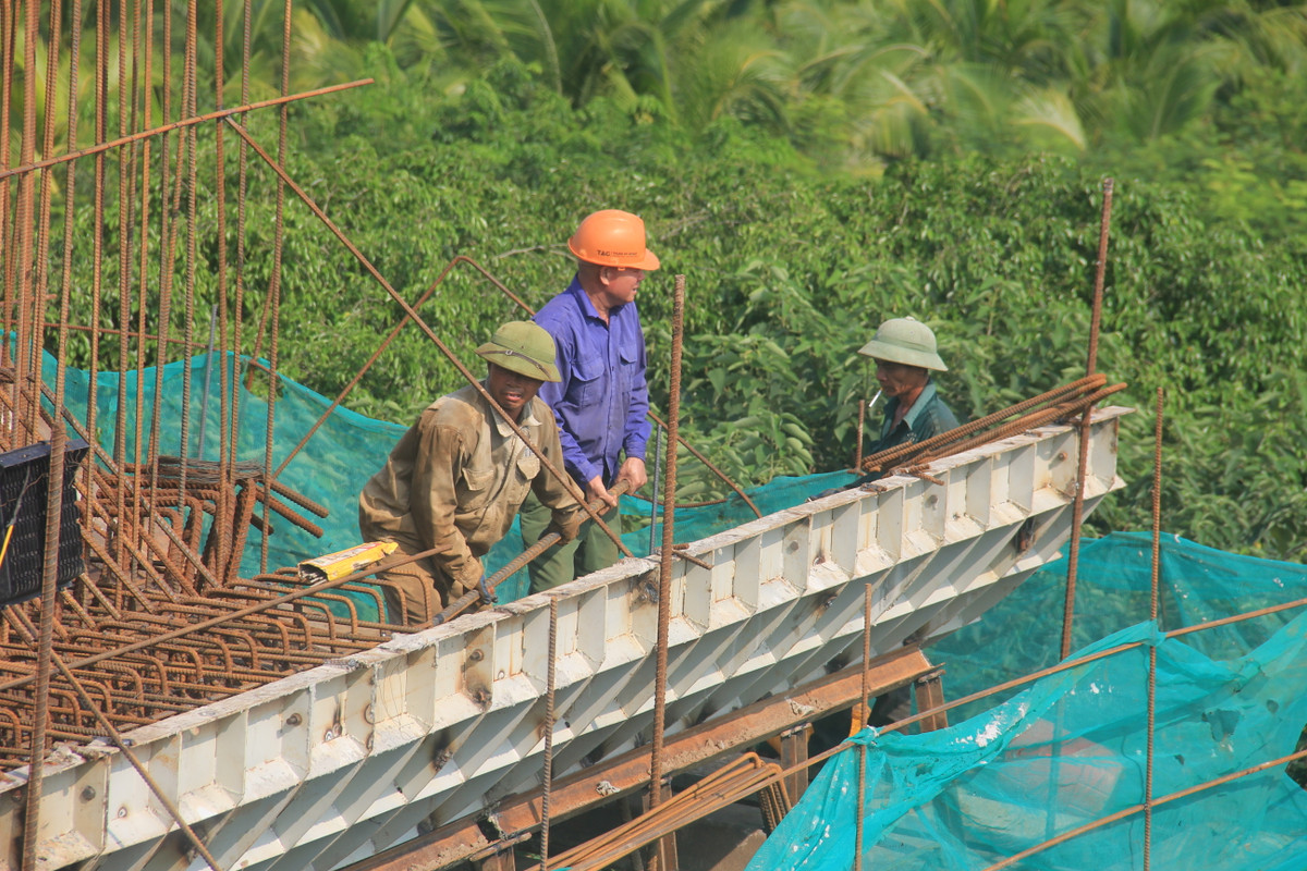 Tuy nhiên, thực tế nhiều công nhân tại đây lại không được trang bị đầy đủ bảo hộ lao động dù đang thi công ở vị trí cao, nguy hiểm.