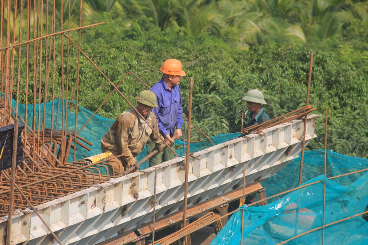 Tuy nhiên, thực tế nhiều công nhân tại đây lại không được trang bị đầy đủ bảo hộ lao động dù đang thi công ở vị trí cao, nguy hiểm.