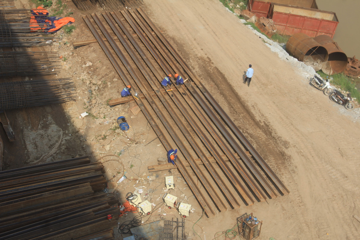 Việc thi công xây dựng Cầu Vĩnh tuy 2 được chia làm 5 gói thầu của dự án.