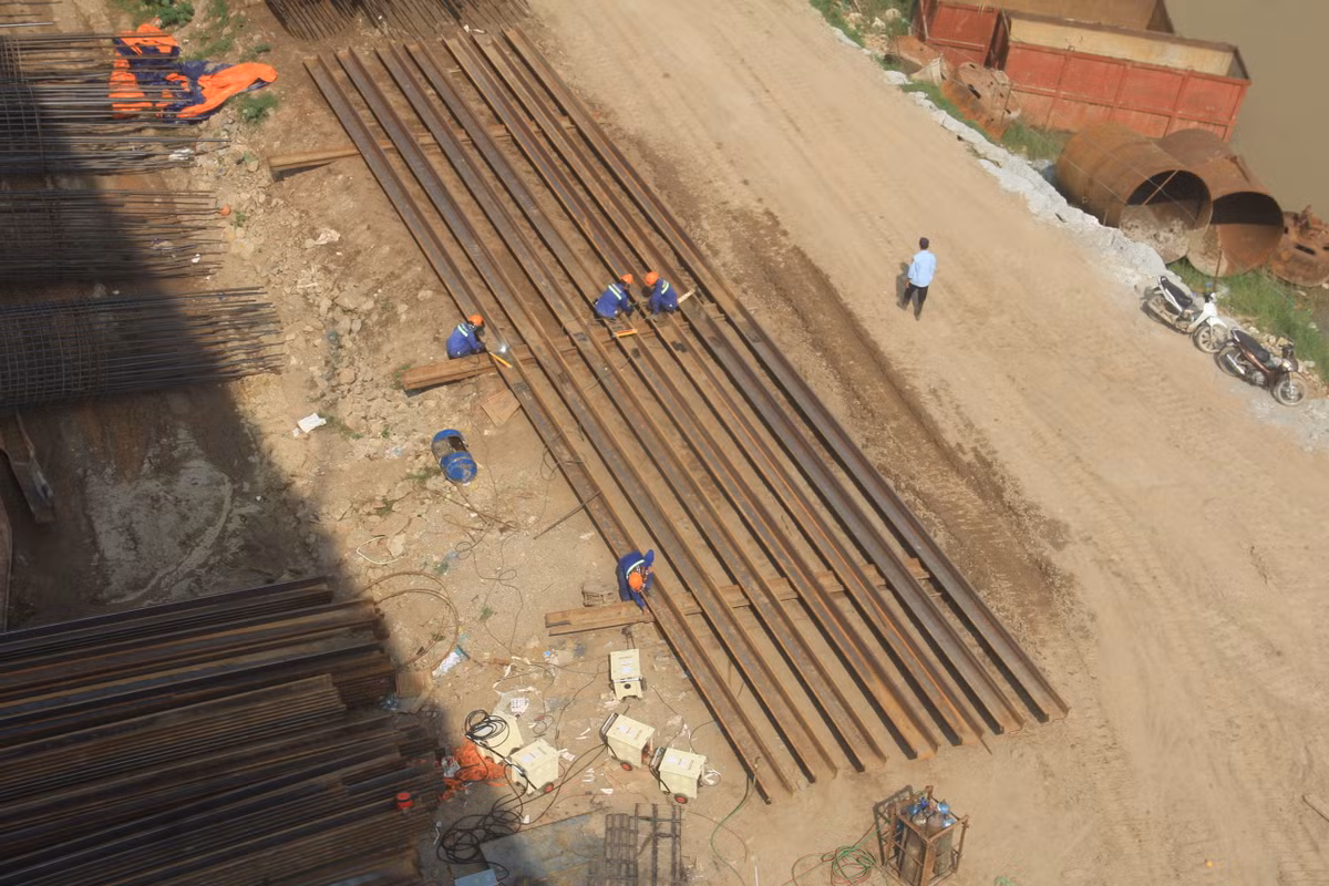 Việc thi công xây dựng Cầu Vĩnh tuy 2 được chia làm 5 gói thầu của dự án.