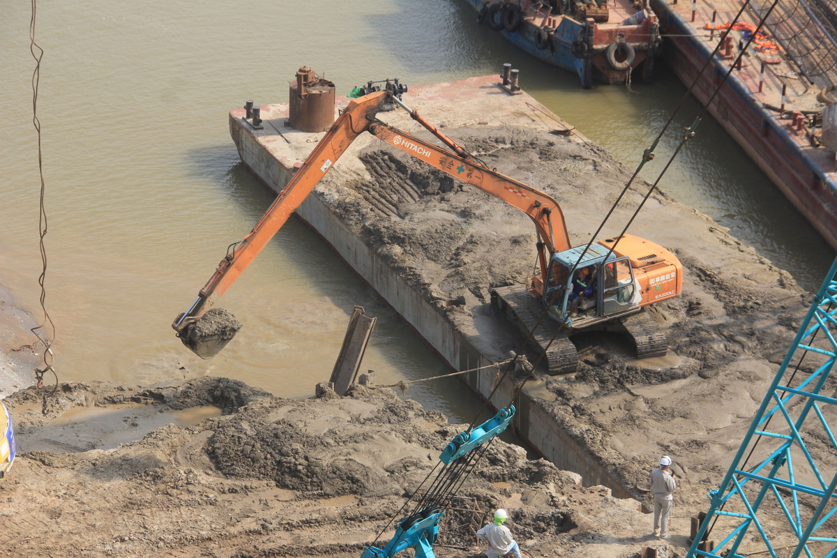 Cầu Vĩnh Tuy 2 nằm song song với Cầu Vĩnh Tuy 1 (cầu cũ) bắc qua sông Hồng, nối liền quận Hai Bà Trưng với Quận Long Biên (Hà Nội).