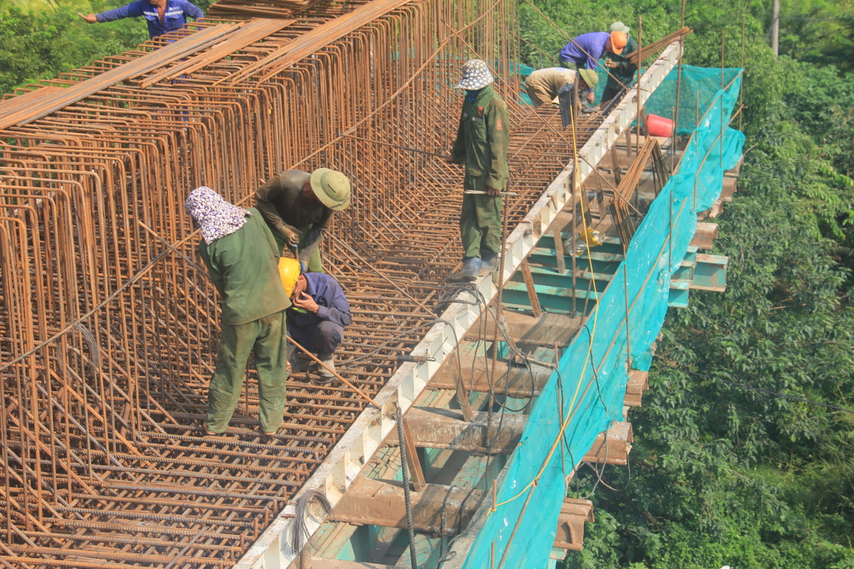 Nhiều công nhân đang hàn khung sắt trụ cầu trước khi đổ bê tông.