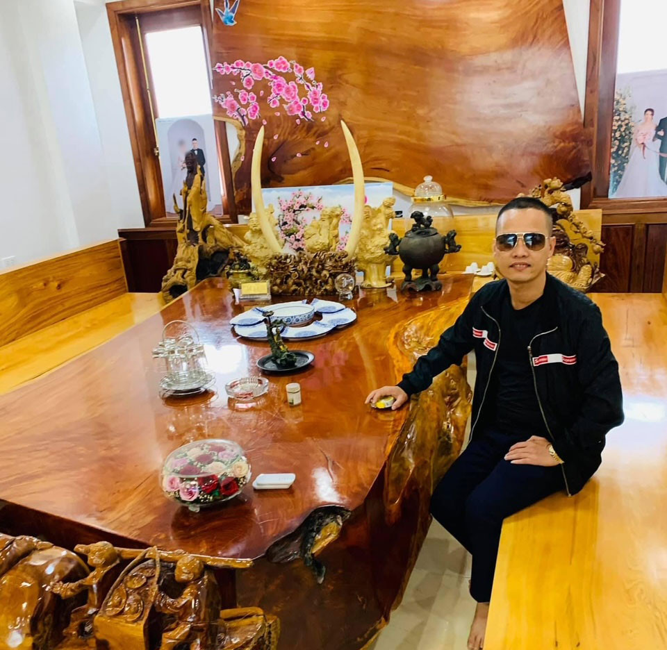 Chủ hãng xe An Phú Quý hường xuyên xuất hiện với những chiếc xế hộp sang trọng, thời trang, phụ kiện hàng hiệu, đắt tiền. 