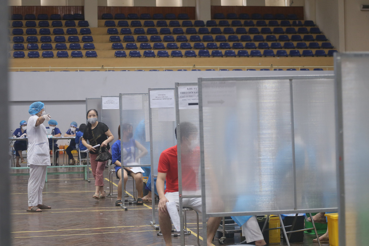 Khu vực tiêm có vách ngăn, đảm bảo quy định giãn cách.