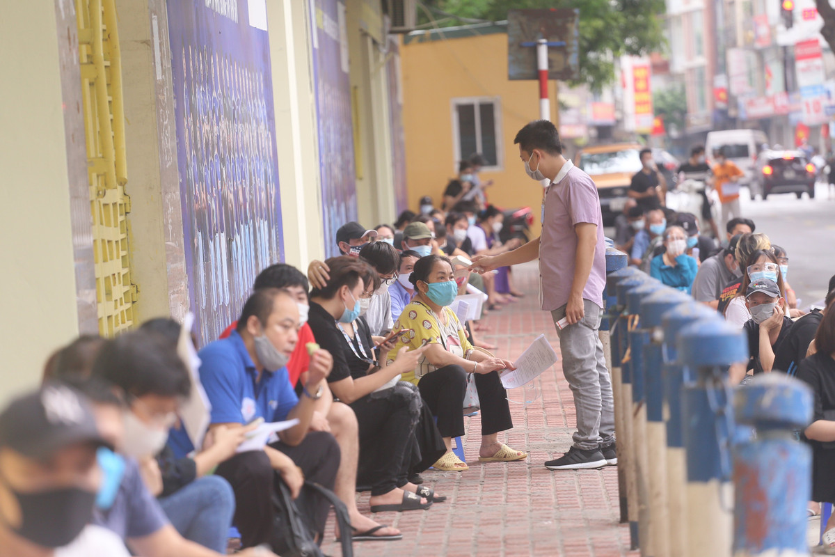 Người dân phải trải qua quy trình khám sàng lọc xem có đủ tiêu chuẩn, sức khỏe tiêm vắc xin COVID-19 hay không.