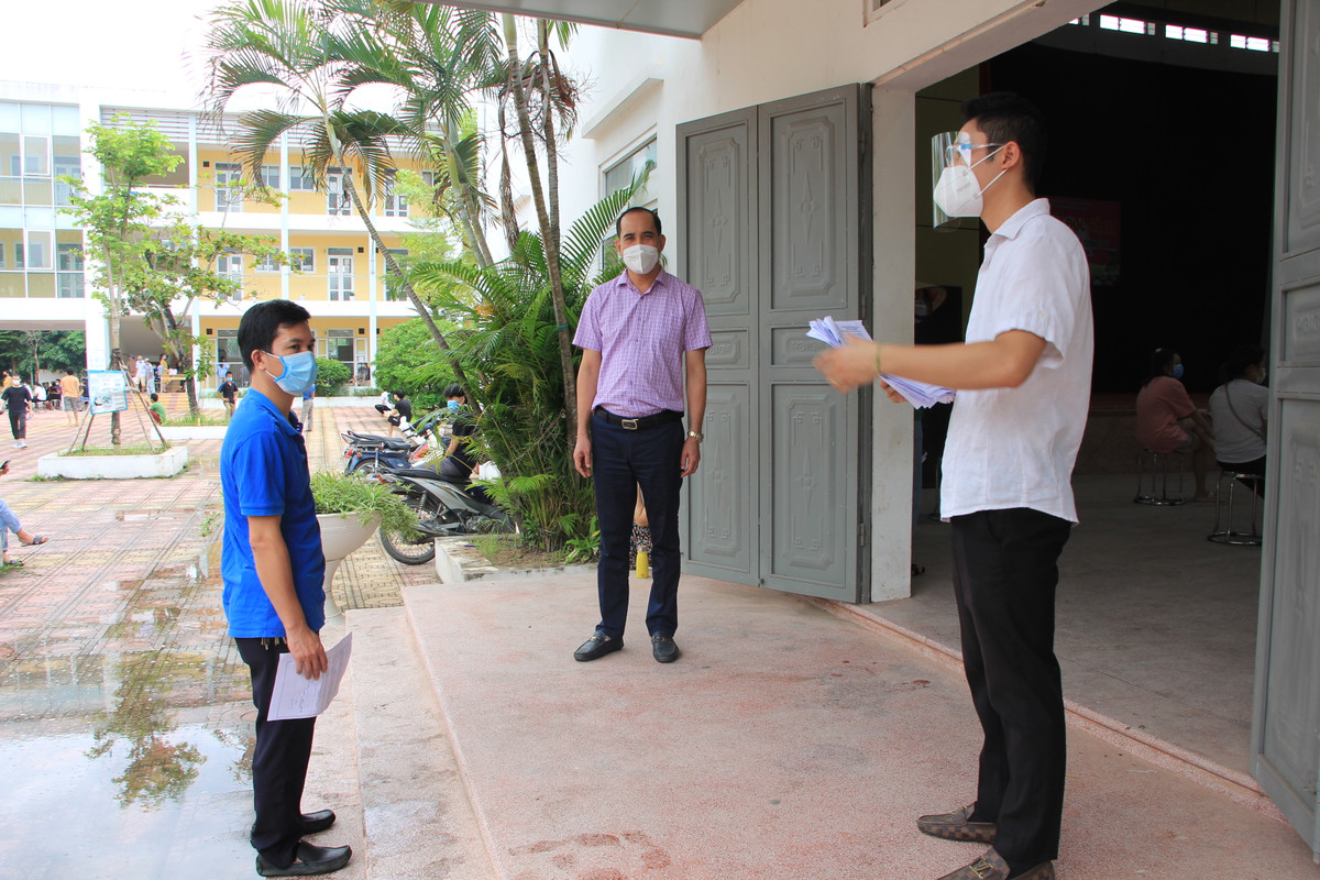 Ông Lưu Xuân Dũng, Chủ tịch UBND phường Phương Canh trực tiếp giám sát, kiểm tra công tác tiêm vắc xin. Ông Dũng đề nghị cán bộ và người dân trong quá trình tiêm phải tuân thủ đầy đủ nguyên tắc 5K. Không để xảy ra tình trạng chen lấn, đứng tập trung đông người.