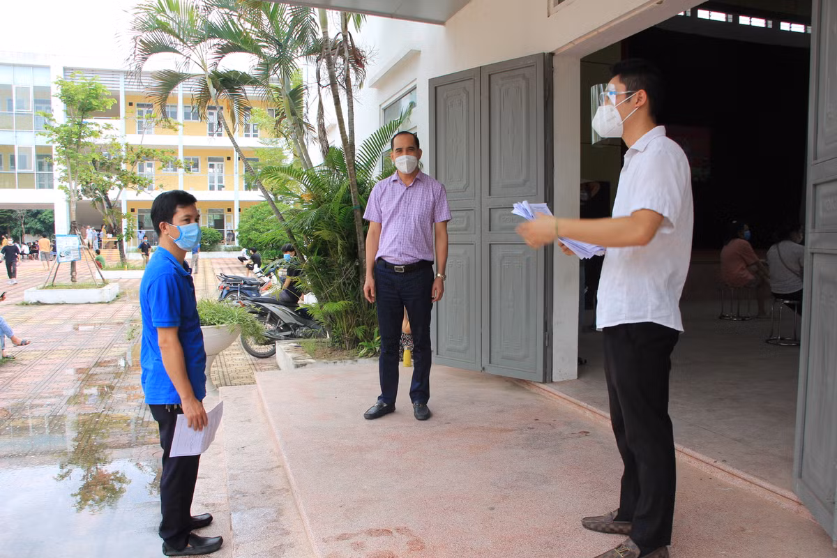 Ông Lưu Xuân Dũng, Chủ tịch UBND phường Phương Canh trực tiếp giám sát, kiểm tra công tác tiêm vắc xin. Ông Dũng đề nghị cán bộ và người dân trong quá trình tiêm phải tuân thủ đầy đủ nguyên tắc 5K. Không để xảy ra tình trạng chen lấn, đứng tập trung đông người.