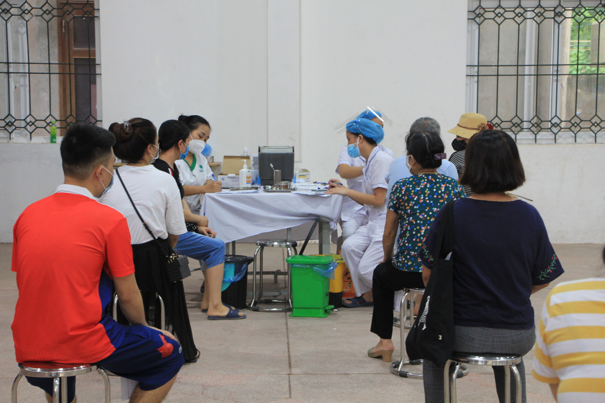 UBND phường Phương Canh phấn đấu hoàn thành tiêm chủng mũi 1 vắc xin phòng COVID-19 cho 100% người dân từ 18 tuổi trở lên trên địa bàn trước ngày 15/9/2021 trên cơ sở số vắc xin được phân giao của Bộ Y tế.