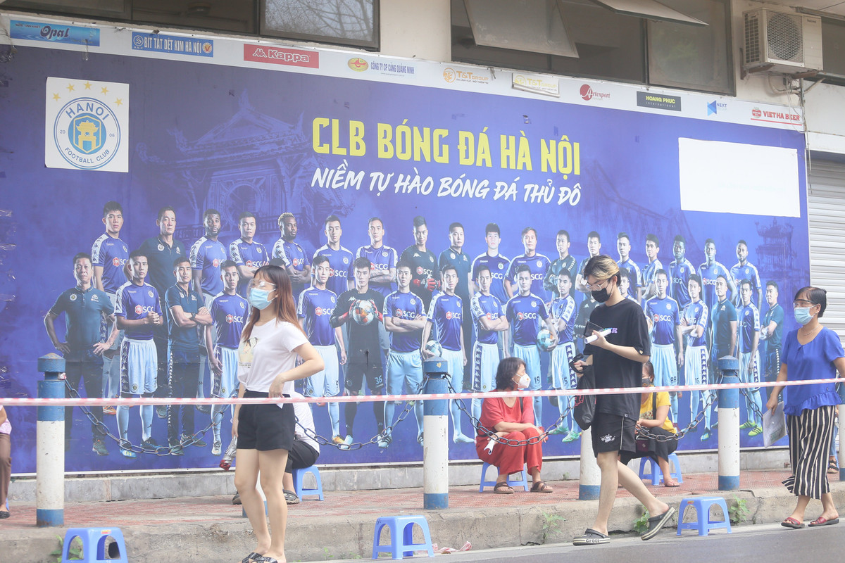 Tại quận Đống Đa, lực lượng chức năng sắp xếp cho toàn bộ người dân trên 18 tuổi ở phường Cát Linh đến điểm tiêm chủng vắc xin trong Nhà thi đấu Trịnh Hoài Đức (Đống Đa - Hà Nội) để tiêm vắc xin COVID-19.