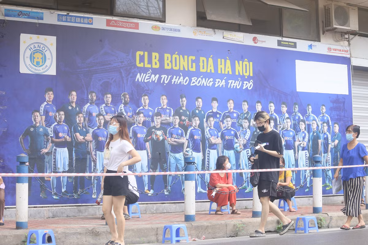 Tại quận Đống Đa, lực lượng chức năng sắp xếp cho toàn bộ người dân trên 18 tuổi ở phường Cát Linh đến điểm tiêm chủng vắc xin trong Nhà thi đấu Trịnh Hoài Đức (Đống Đa - Hà Nội) để tiêm vắc xin COVID-19.